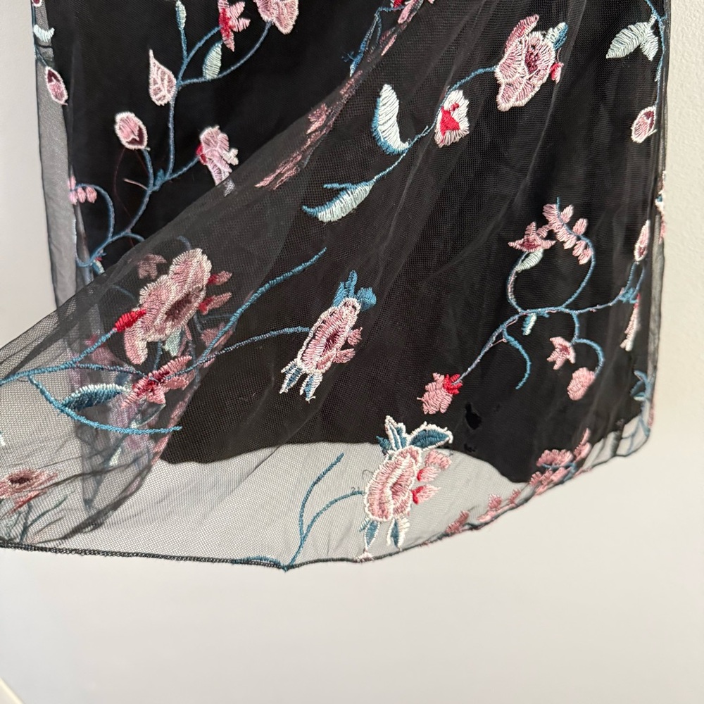 Showpo Women’s NWT Honey Black & Pink Floral Embroidered Over-The-Shoulder Dress - Picture 4 of 11